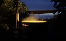 Rosloevs Gard Vackert Boende I En Naturskoen Miljoe.